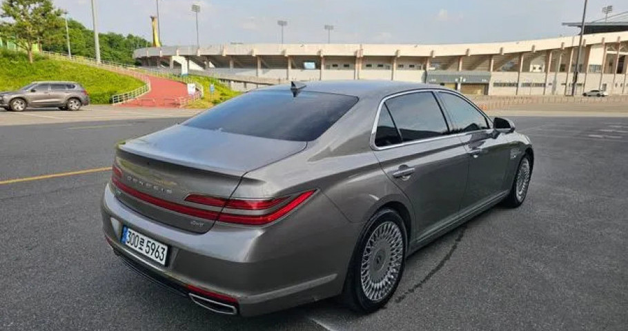 Genesis G90 