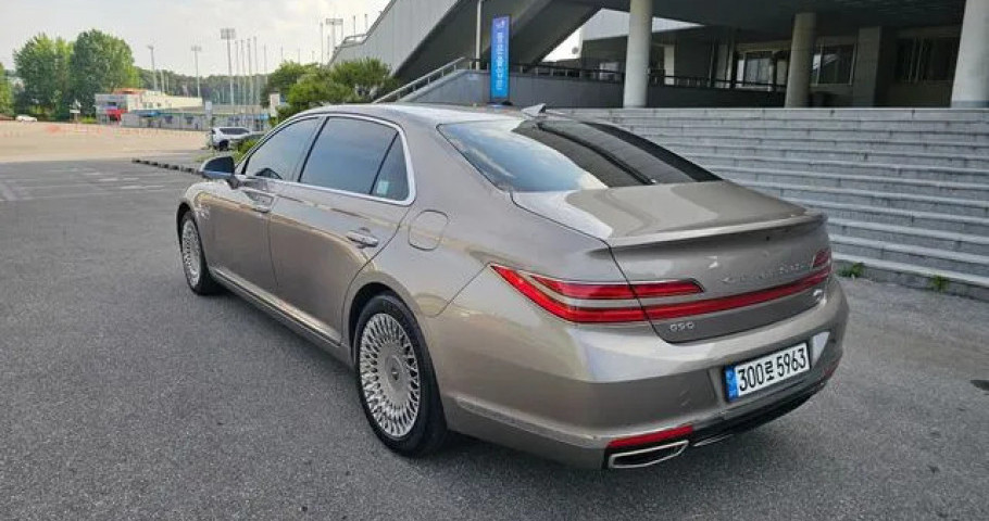 Genesis G90 