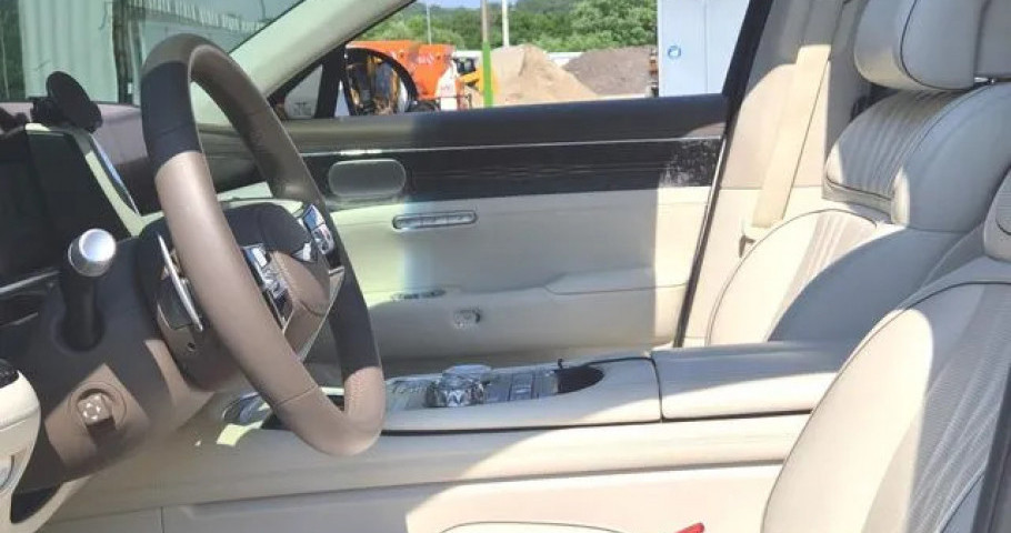 Genesis G90 