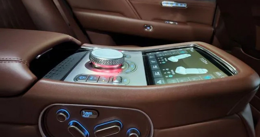 Genesis G90 
