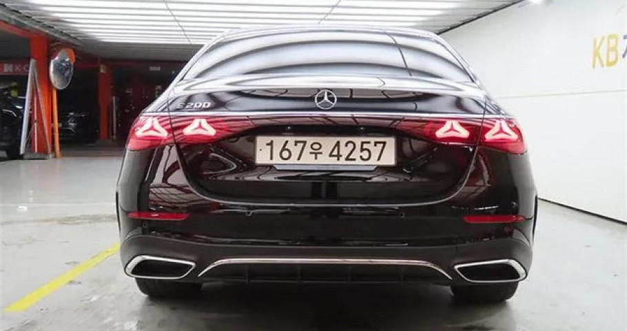 Mercedes-Benz E-Class 