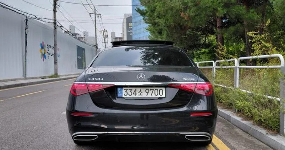Mercedes-Benz S-Class 