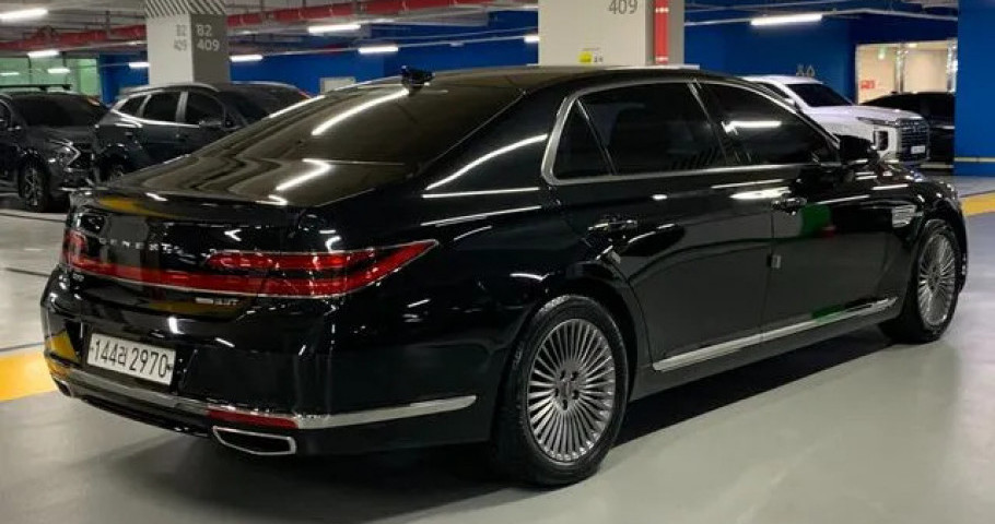 Genesis G90 