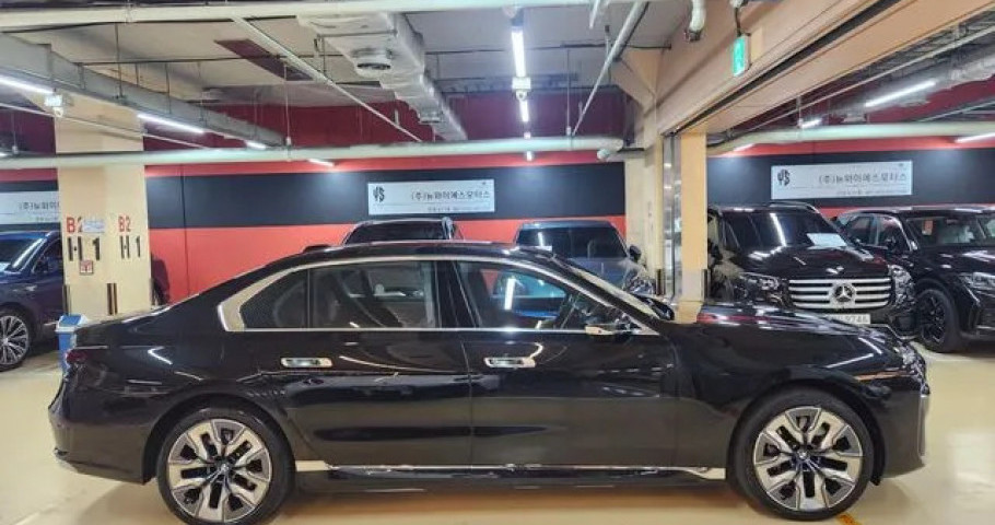 BMW 7-Series 