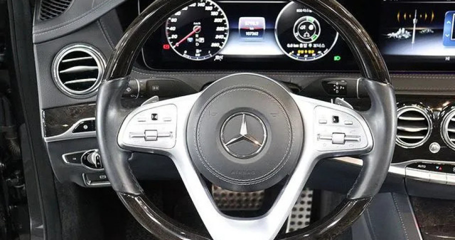 Mercedes-Benz S-Class 