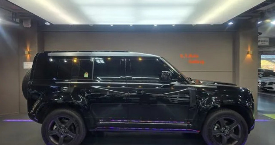 Land Rover Defender 
