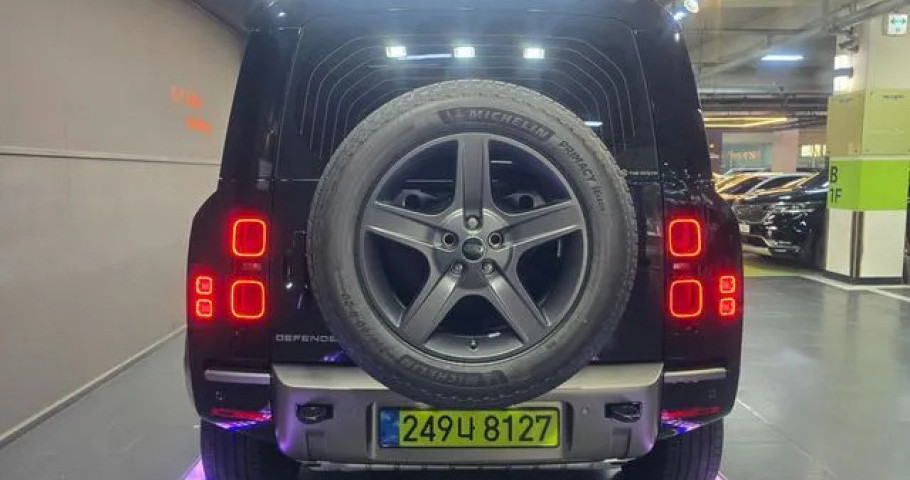 Land Rover Defender 