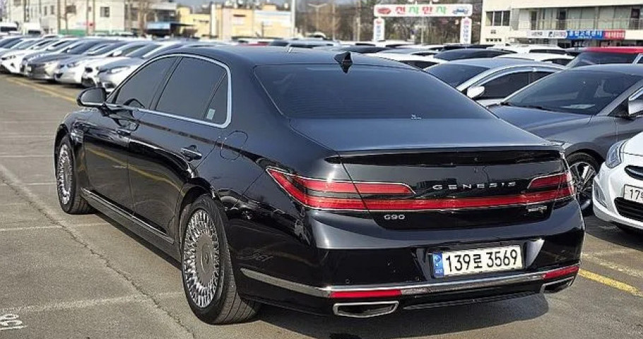 Genesis G90 
