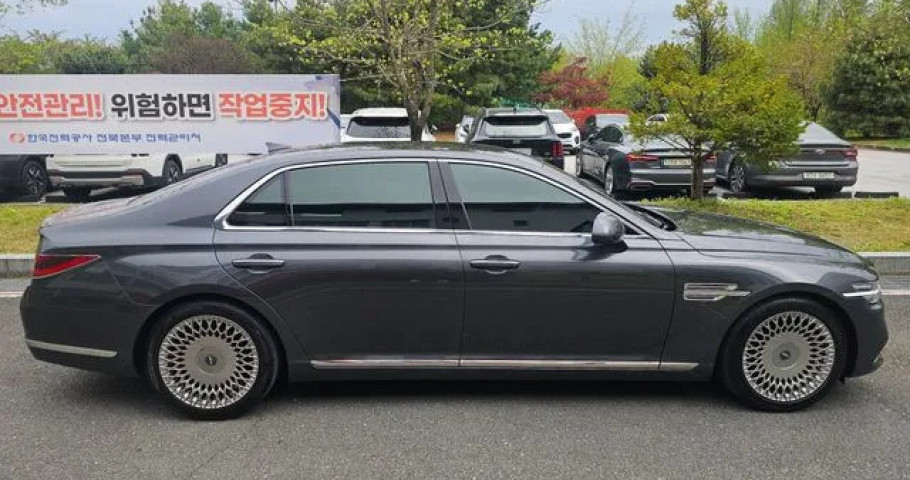 Genesis G90 