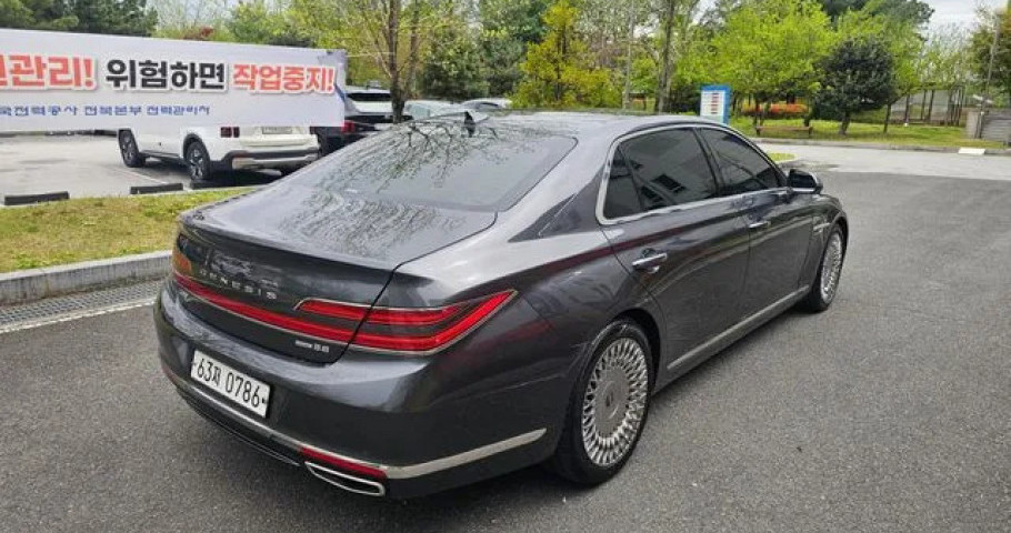 Genesis G90 