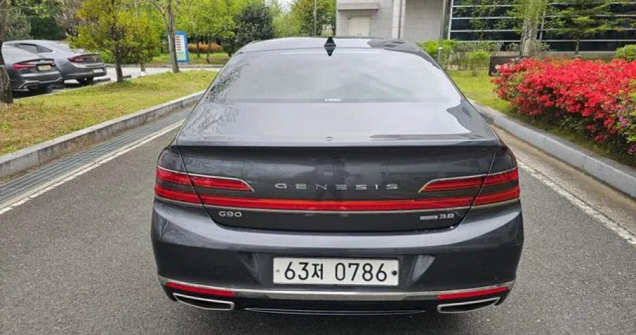 Genesis G90 