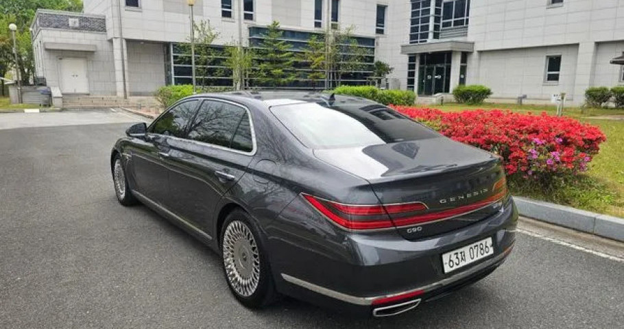 Genesis G90 