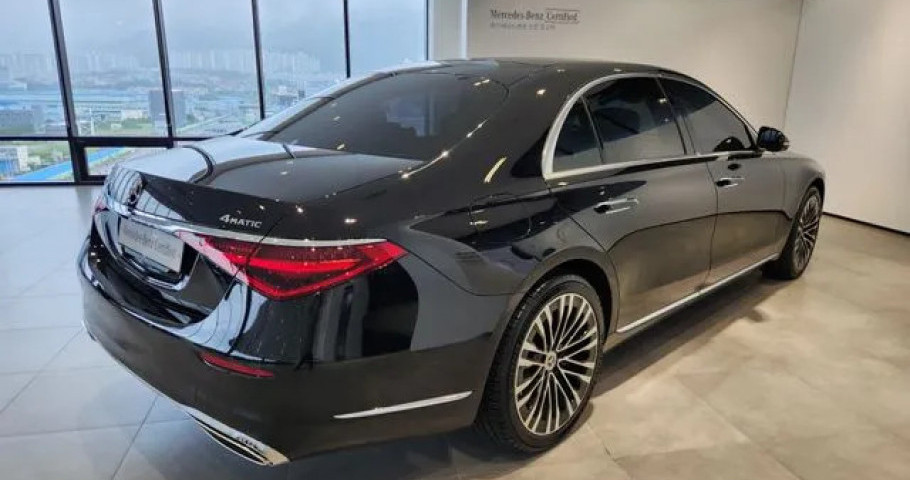 Mercedes-Benz S-Class 