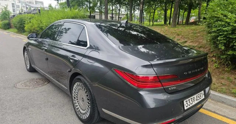 Genesis G90 