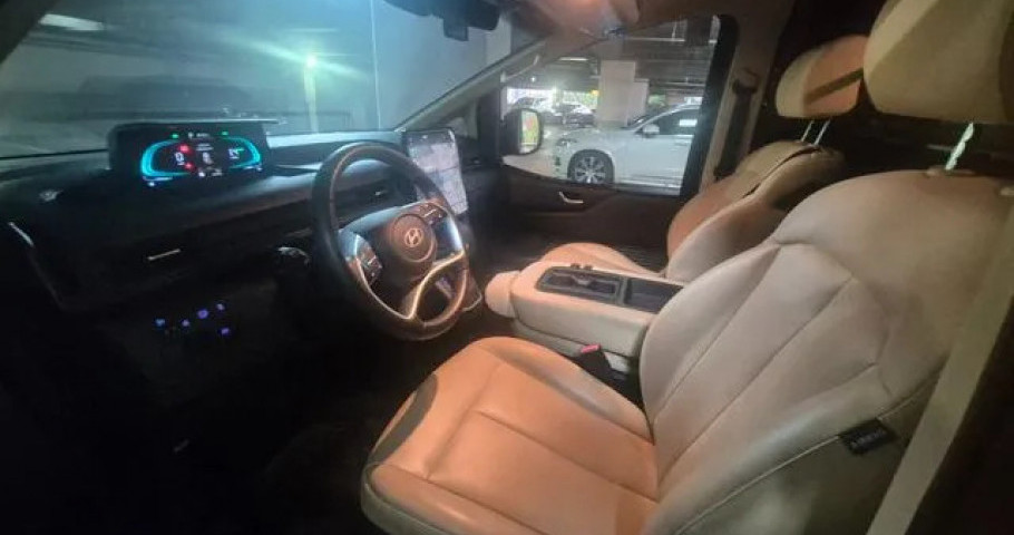 Hyundai Staria 