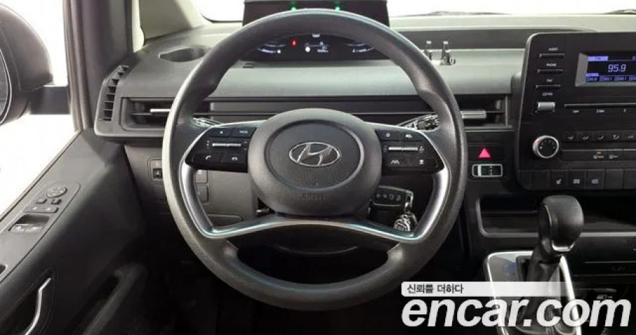 Hyundai Staria 
