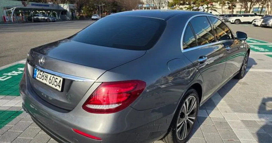 Mercedes-Benz E-Class 
