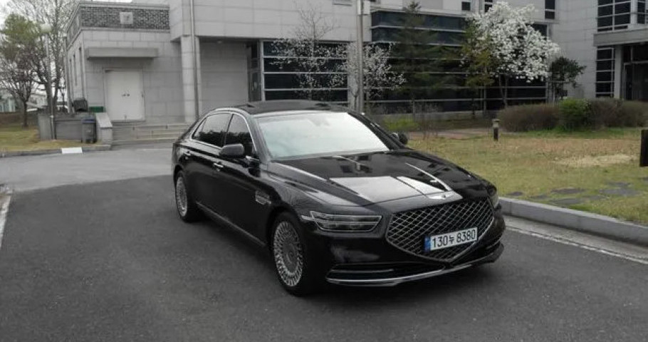 Genesis G90 
