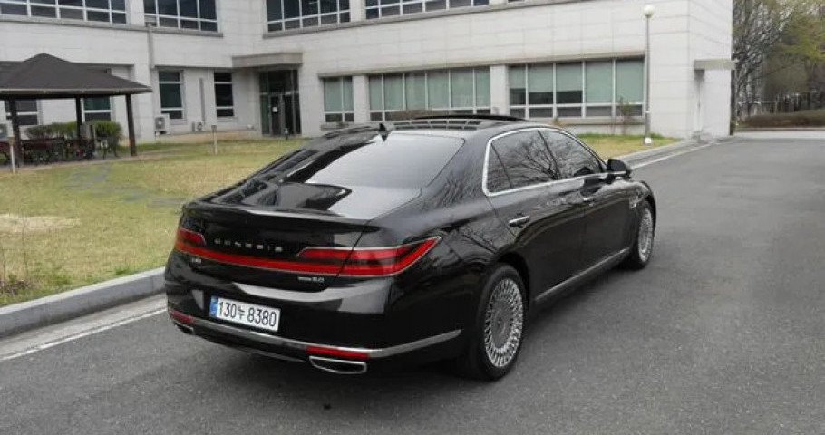 Genesis G90 