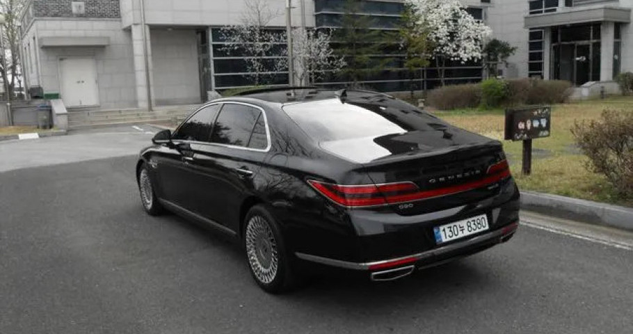 Genesis G90 