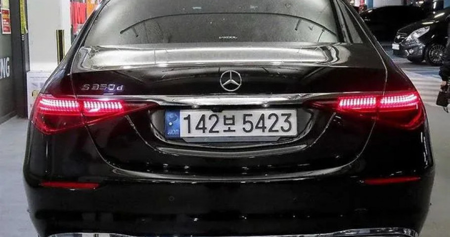 Mercedes-Benz S-Class 