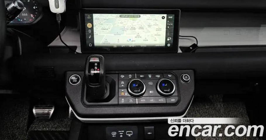 Land Rover Defender 