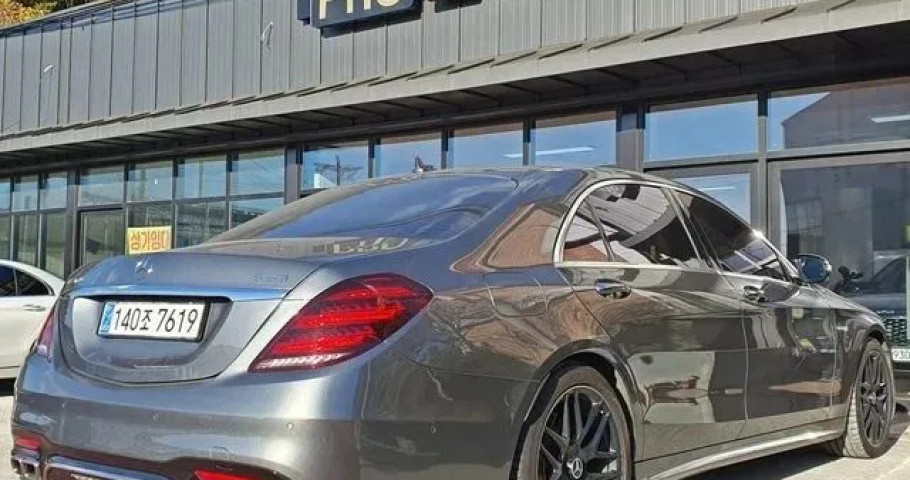 Mercedes-Benz S-Class 