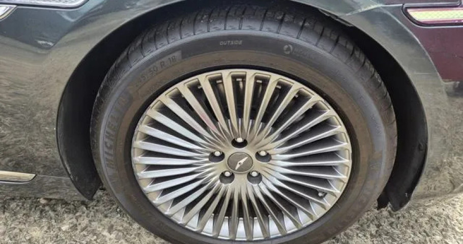 Genesis G90 