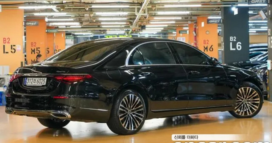 Mercedes-Benz S-Class 