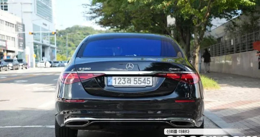 Mercedes-Benz S-Class 