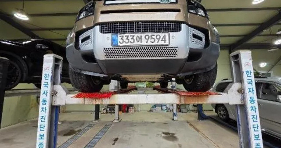 Land Rover Defender 