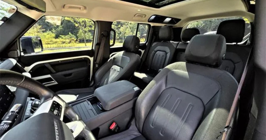 Land Rover Defender 