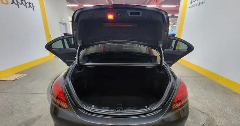 Mercedes-Benz C-Class 