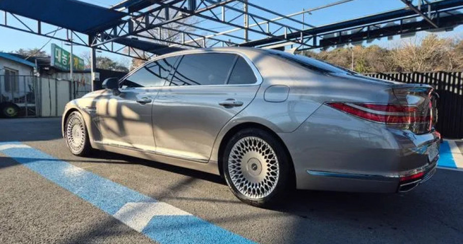 Genesis G90 
