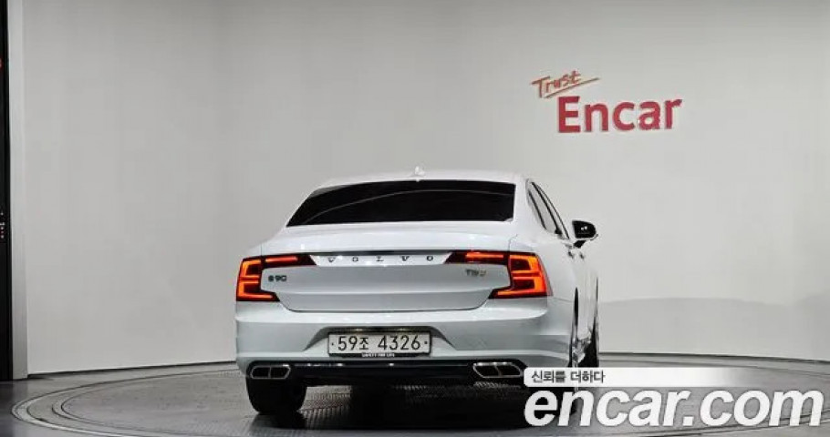Volvo S90 