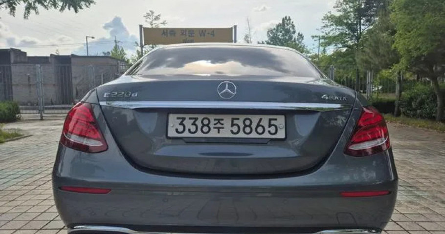 Mercedes-Benz E-Class 