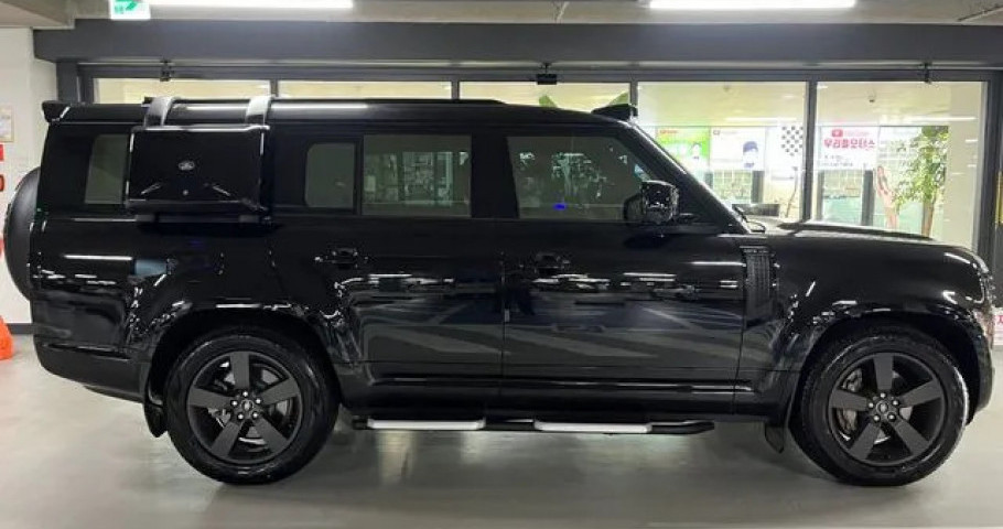 Land Rover Defender 