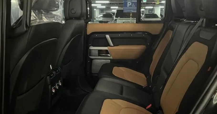 Land Rover Defender 