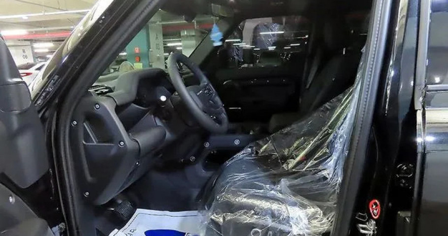 Land Rover Defender 