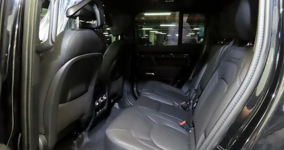 Land Rover Defender 