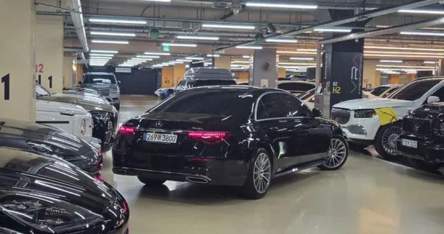Mercedes-Benz S-Class 