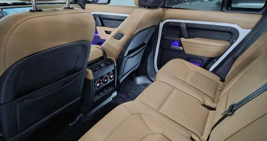 Land Rover Defender 