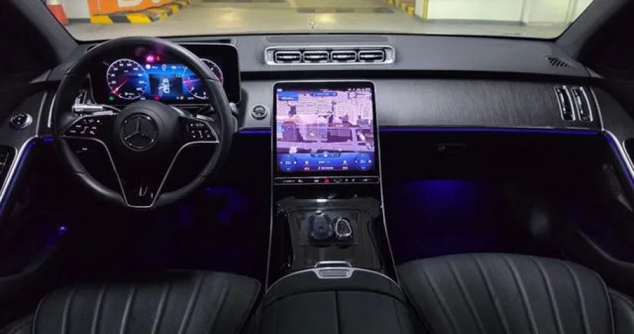 Mercedes-Benz S-Class 