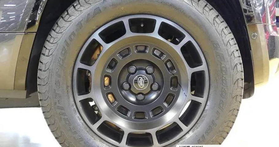 Land Rover Defender 